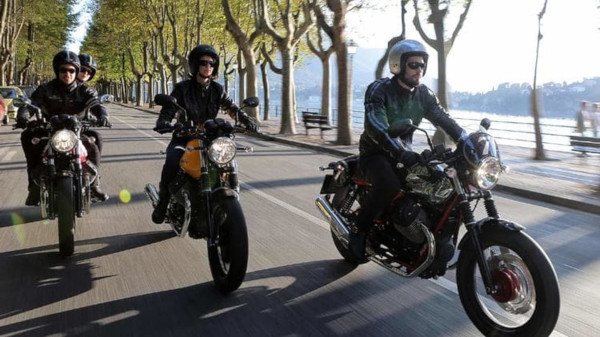 L'uomo in una moto con casco e guanti è un indumento protettivo