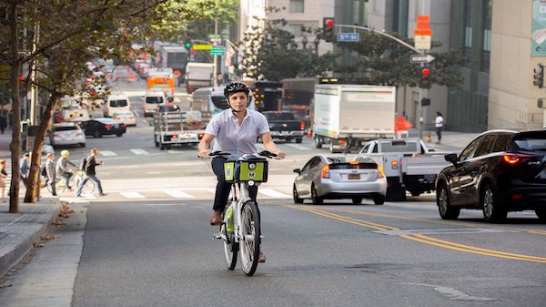 L'immagine di una donna che guida una bici elettrica