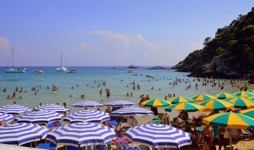 spiaggia con ombrelloni